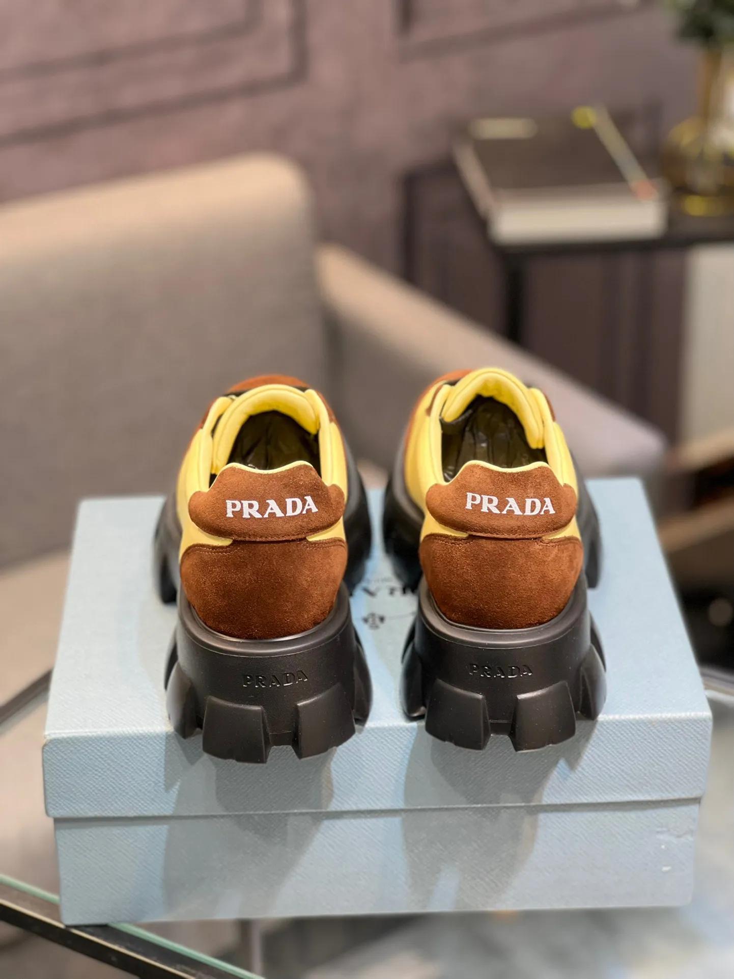 Men's shoes 💰540 Prada Latest 2025ss spring and summer catwalk series Thick-soled platform platform Casual sports shoes Couple style ☑️ Bold contrasting bright colors and fashionable combination Casual sports style design with exquisite details Classic personalized gear thick sole Increased comfort and unique modern trend style 🚩 Fabric: Cowhide ➕ Cloth Lining: Sheepskin Outsole: Original molded ultra-light foam material Sole thickness: 4.5CM Size: 35-45 (Female 40, Male 45, customized, non-returnable)
